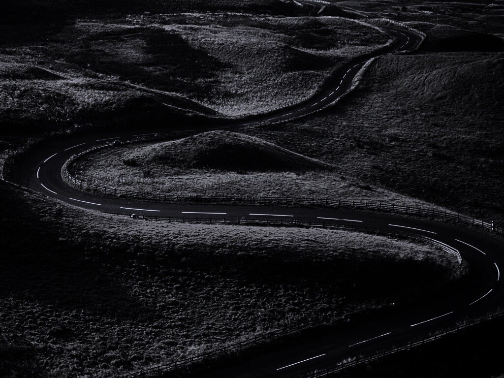 Дорога петляет меж холмов обои