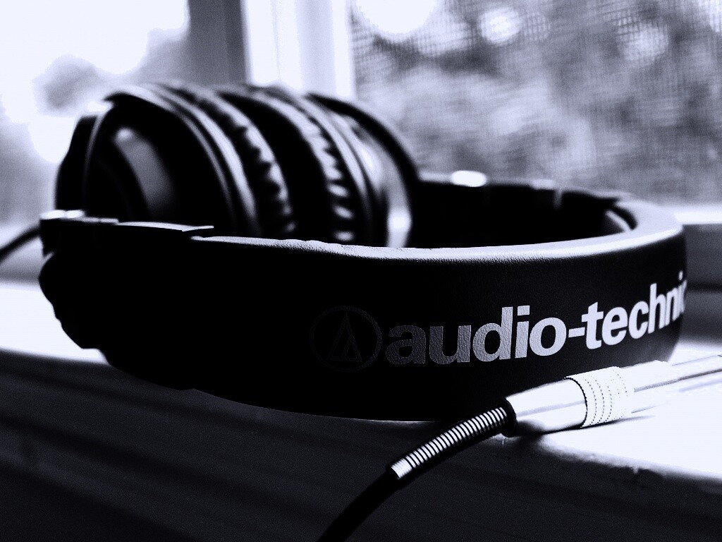 Наушники на подоконнике обои