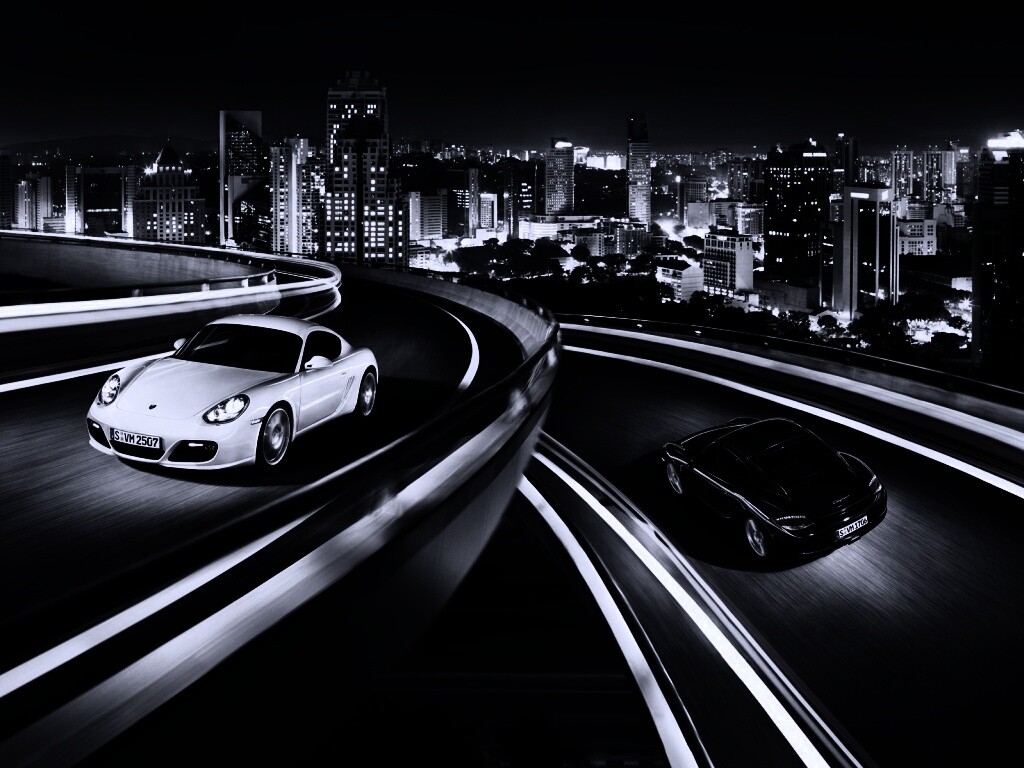 Черный и белый Porsche на автомагистрале. обои