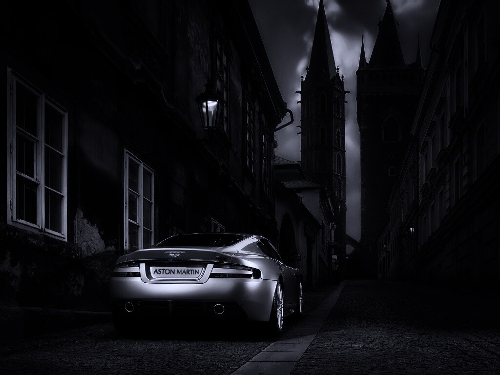 Aston Martin в старинном городе обои