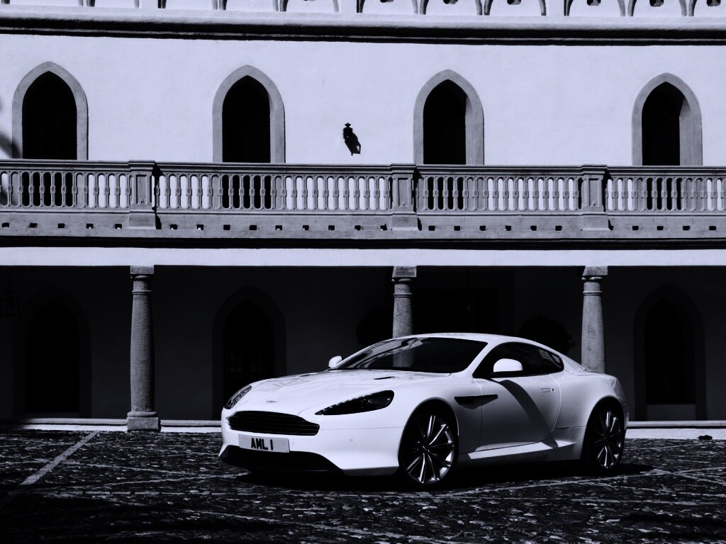 Астон Мартин в дворике дома обои