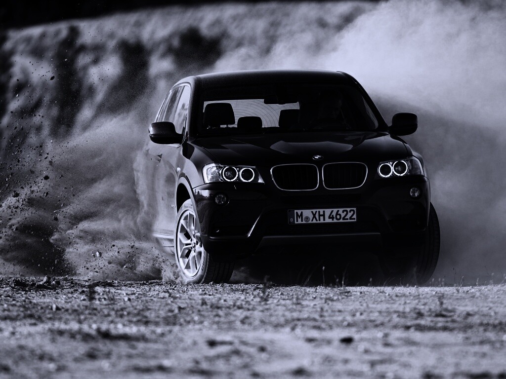 Кроссовер BMW в заносе обои