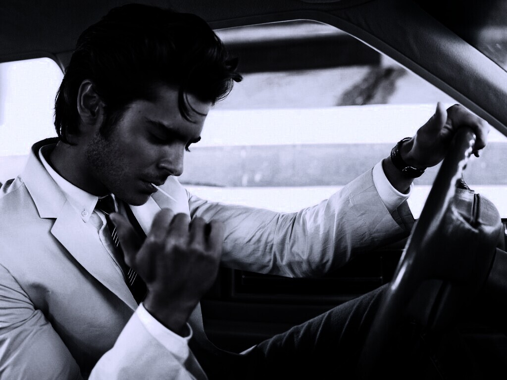 Мужчина прикуривает в машине обои