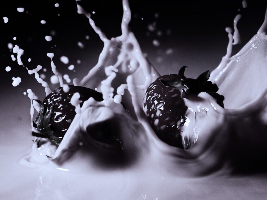 Сочная клубника с молоком обои