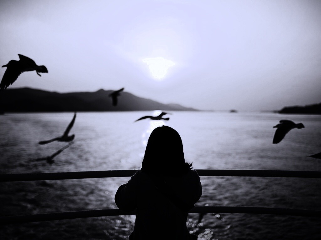 Девочка глядит на озеро обои