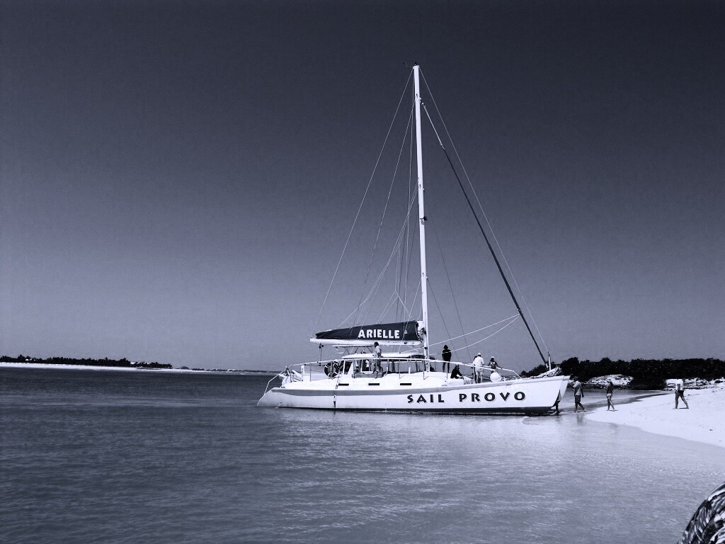 Яхта в голубой лагуне обои