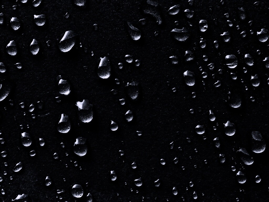 Капли воды на темной поверхности обои