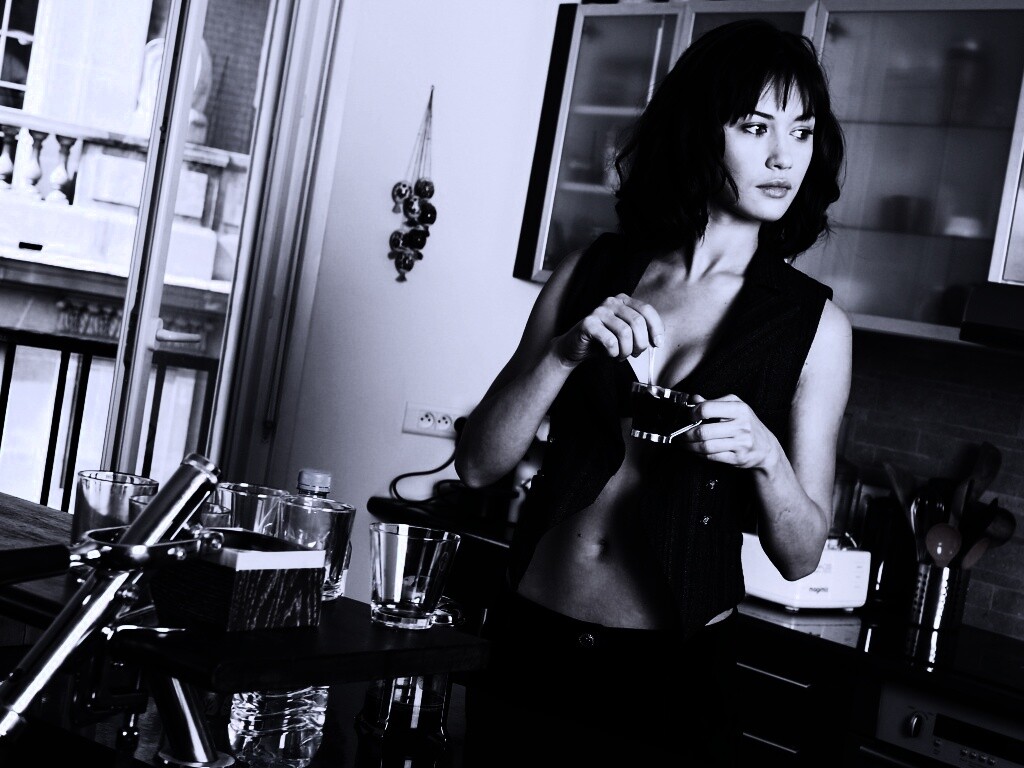 Ольга Куриленко пьет кофе обои