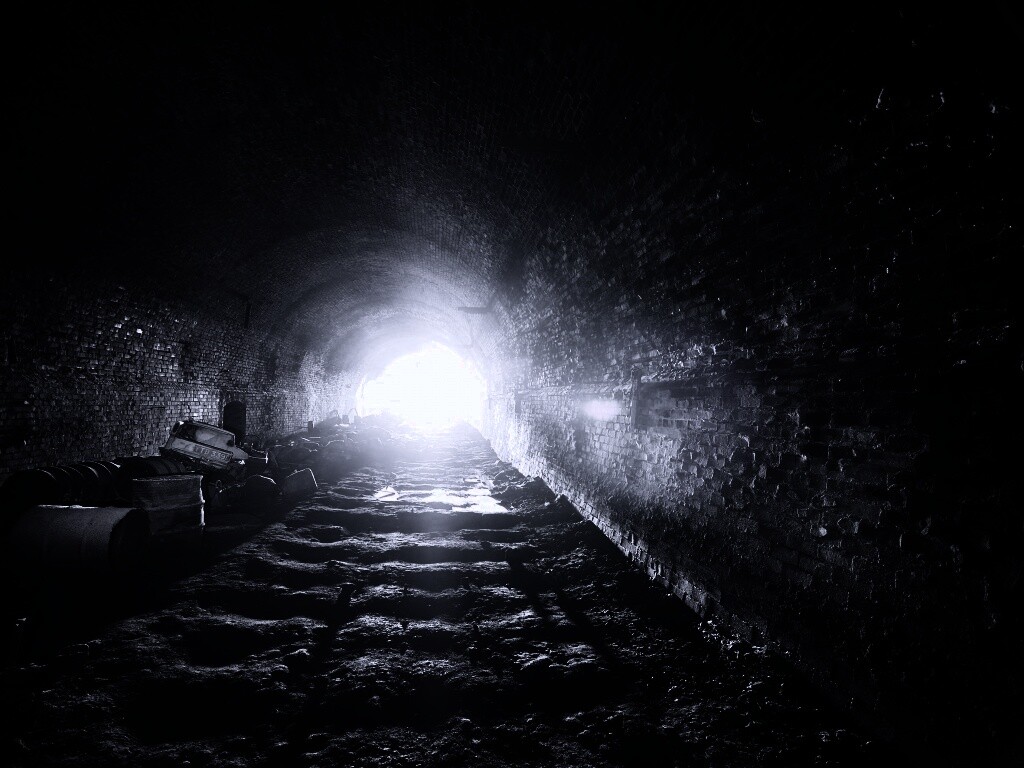 Захламленный тоннель обои