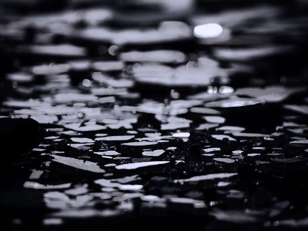 Битое стекло в лучах солнца обои