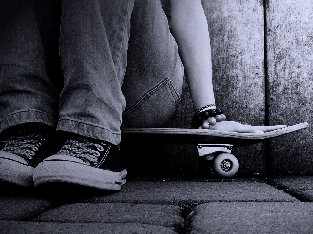 Девушка сидящая на скейте обои
