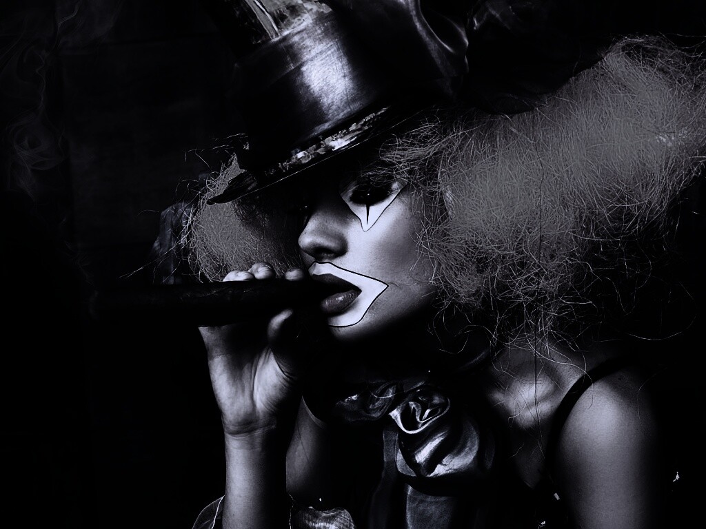 Девушка клоун курит сигару обои