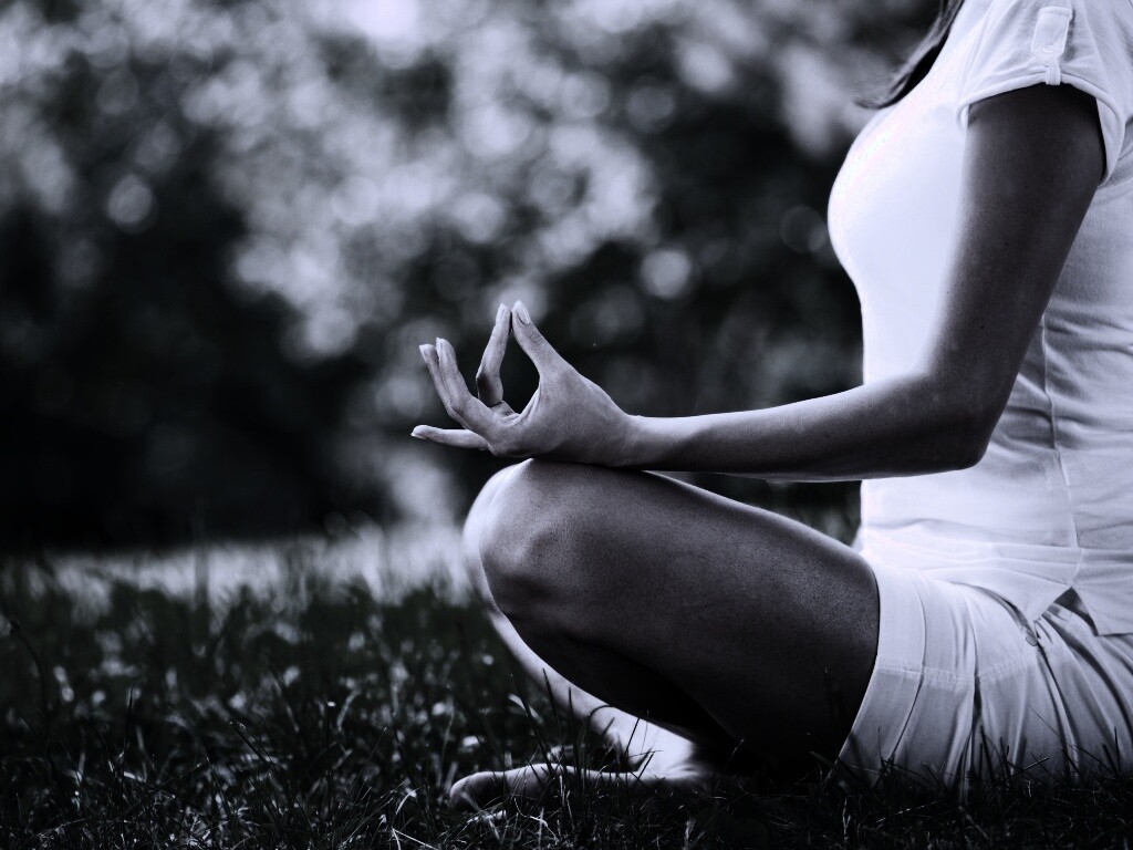 Девушка медитирует в позе лотоса на траве обои