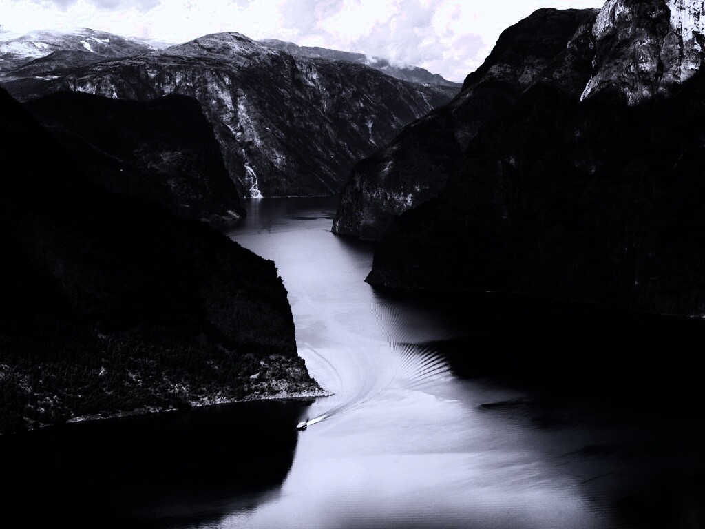 Лодка на реке среди высоких гор обои