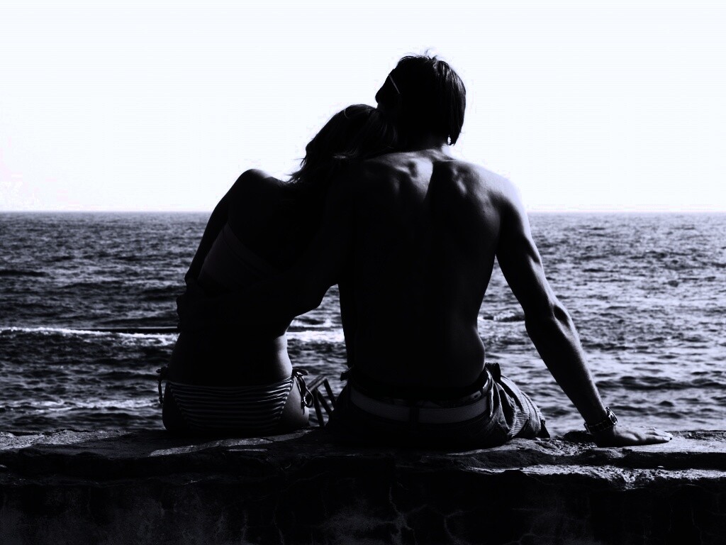 Девушка и парень у моря обои