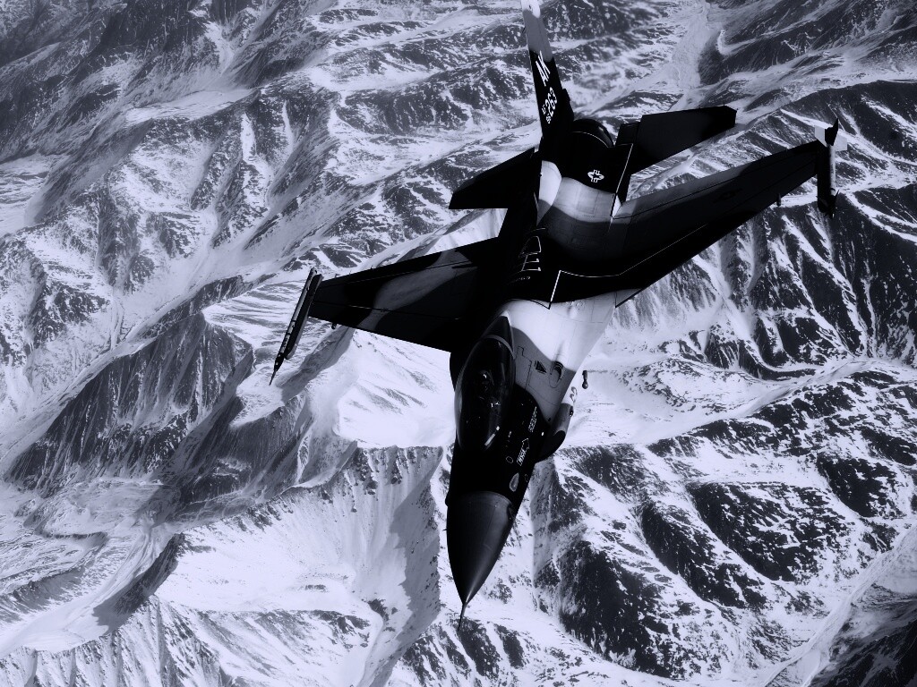 Истребитель над снежными пиками гор обои