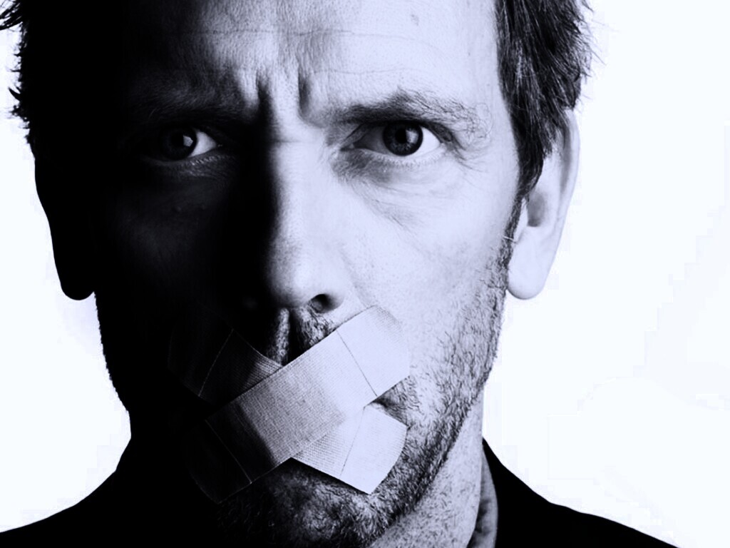 Хаус с пластырем на рту обои