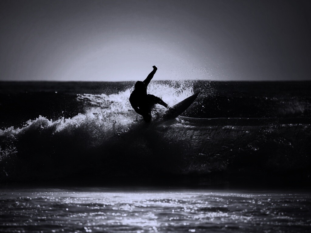 Сёрфер поймал волну обои