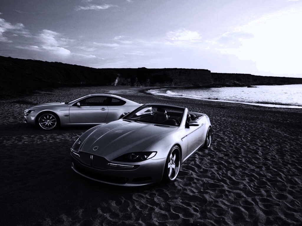 Два спорткара на берегу моря обои