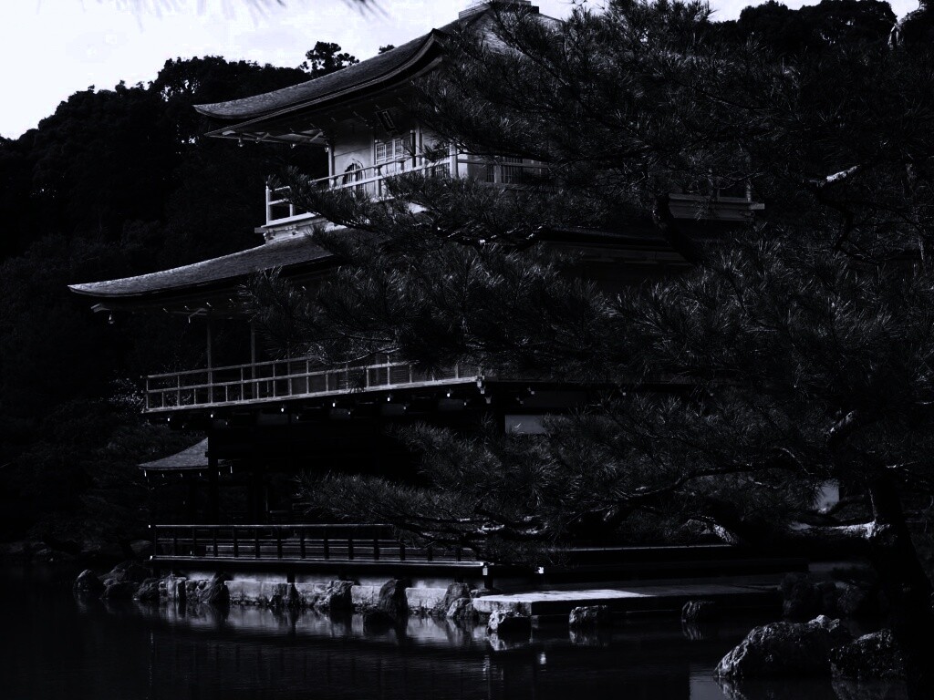 Пагода на берегу озера обои