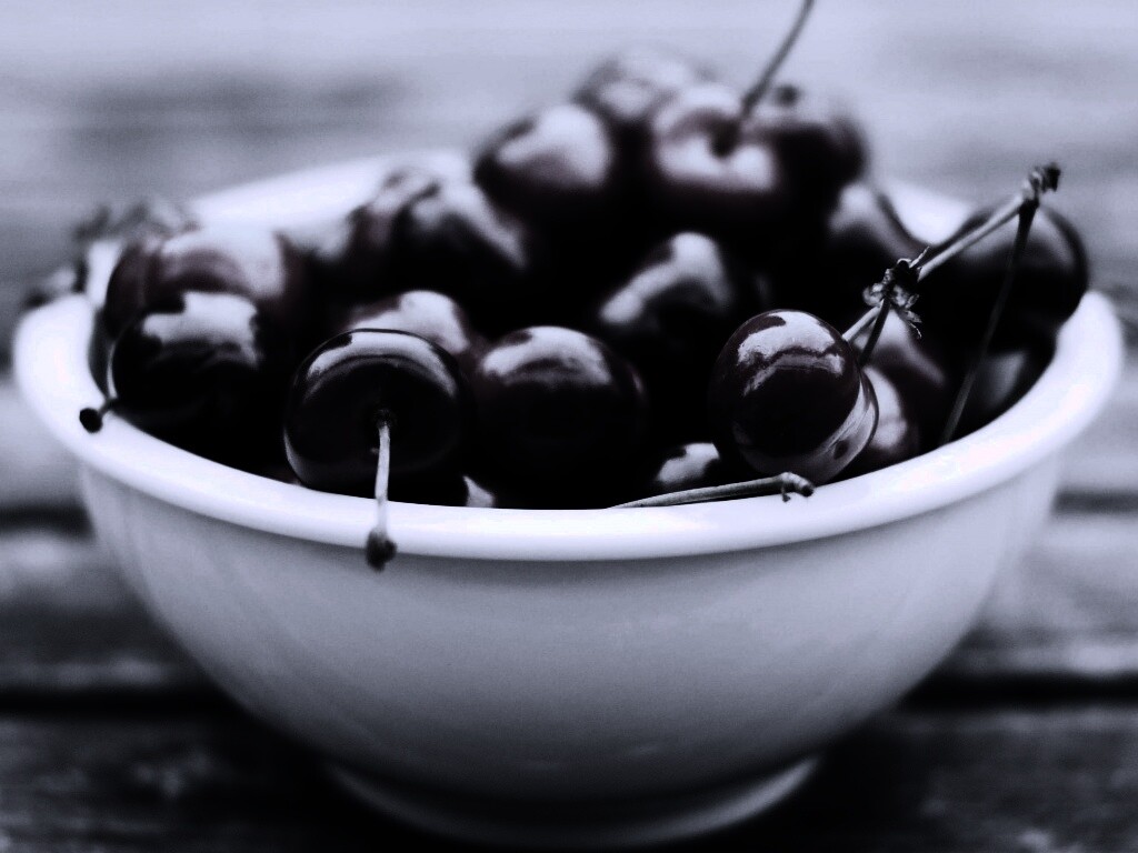 Миска спелой черешни обои