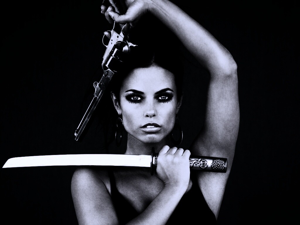 Девушка с мечом и пистолетом обои