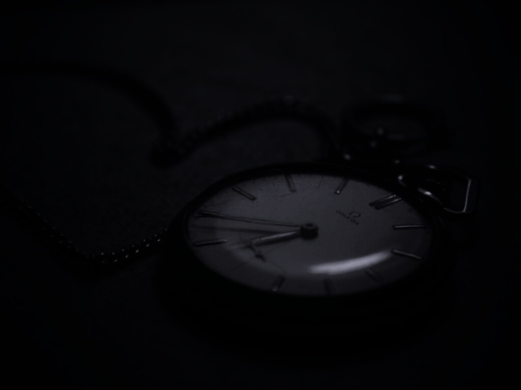 Часы на цепочке обои