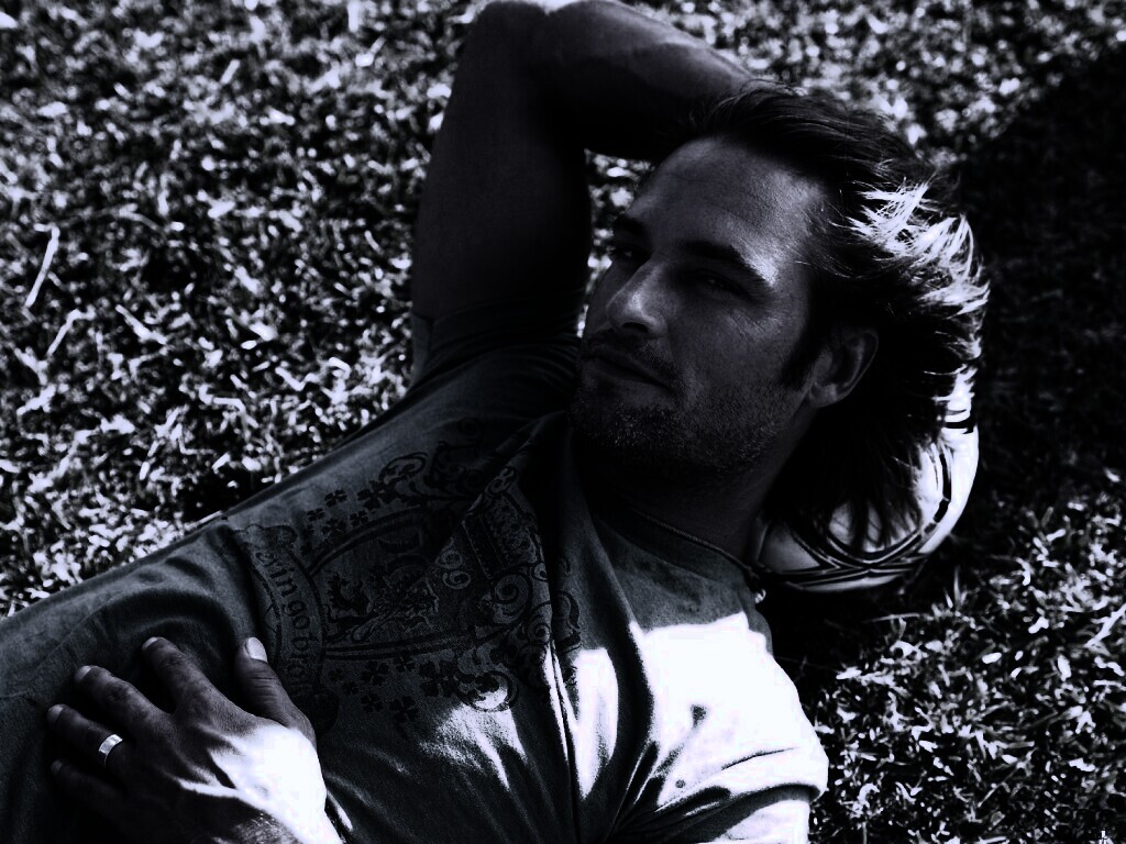 Джош Холлоуэй с мячом обои