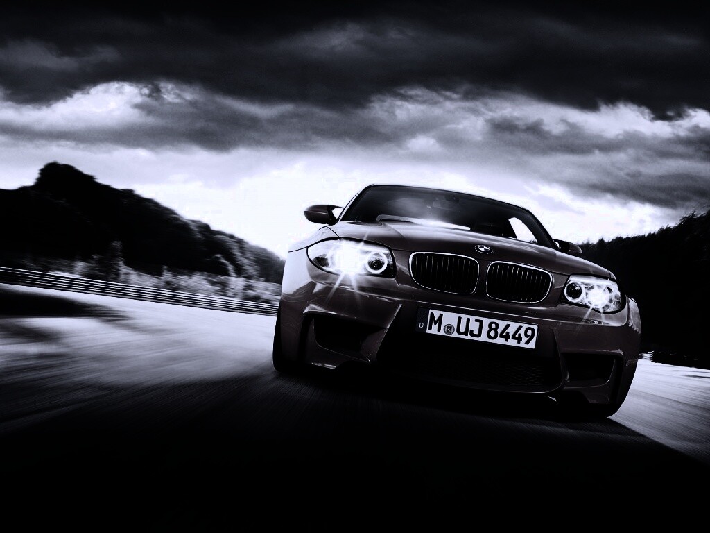 Оранжевый BMW M1 Coupe на треке обои