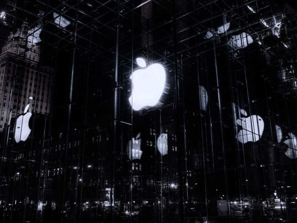 Отражение логотипа Apple в стеклянном здании обои