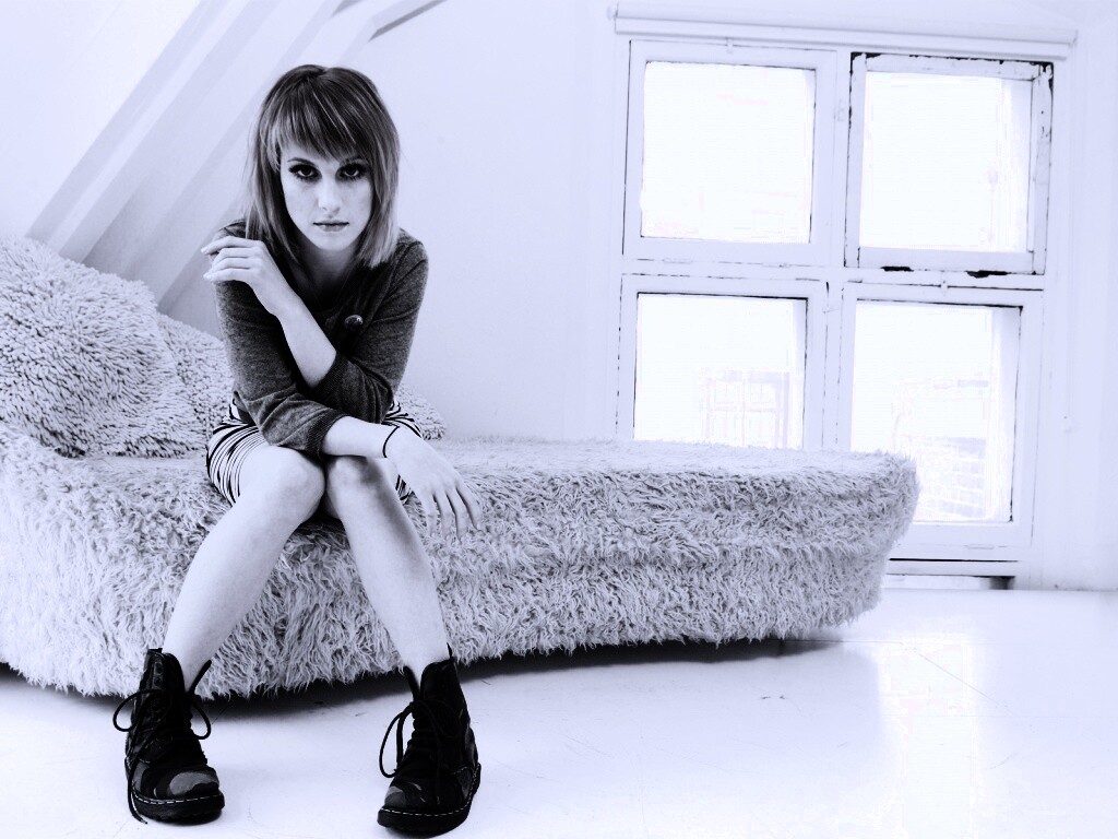 Рыжая в комнате обои