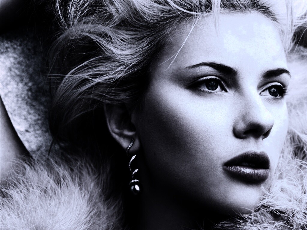 Скарлет Йохансон со змеиными серьгами обои