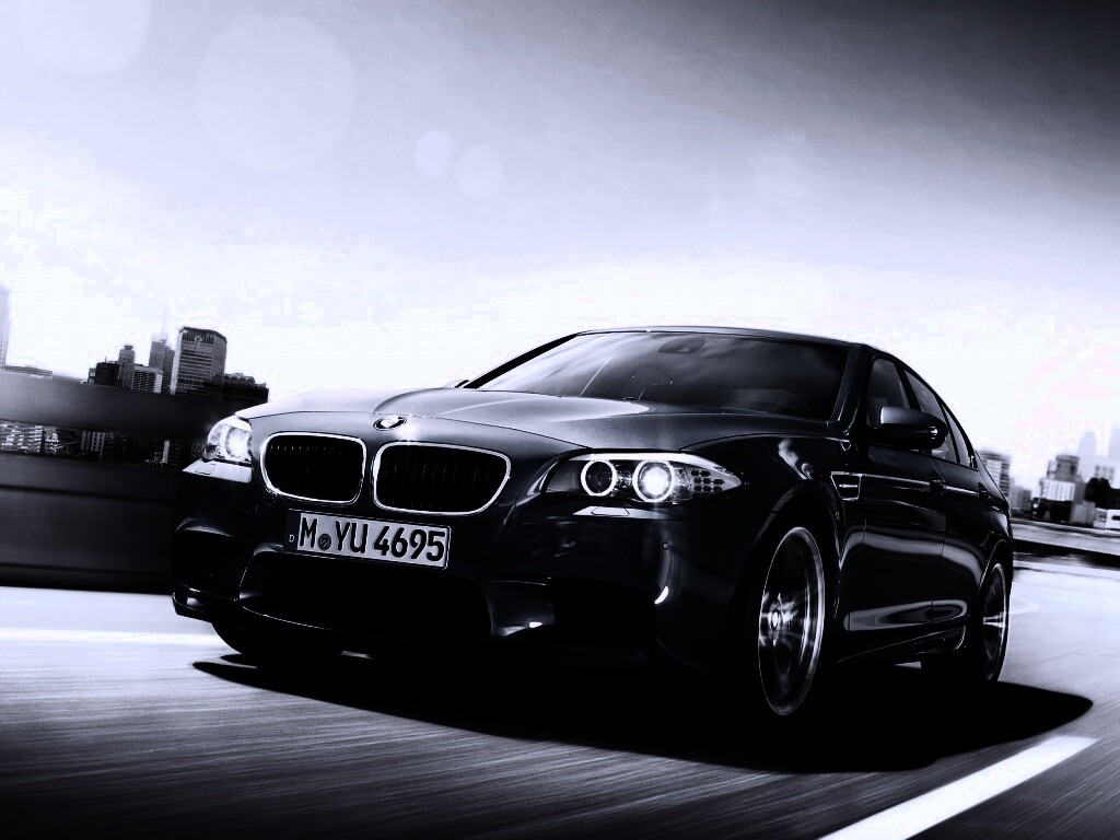 БМВ Ф10 в лучах солнца обои