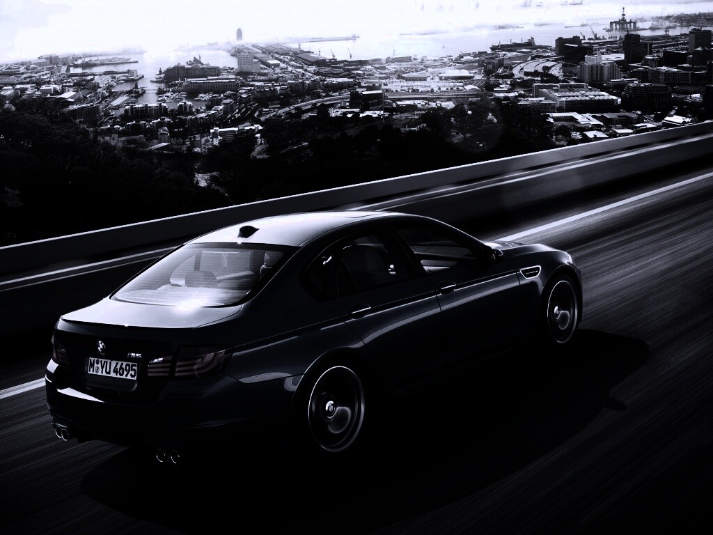 BMW F10 M5 на скоростной автостраде обои