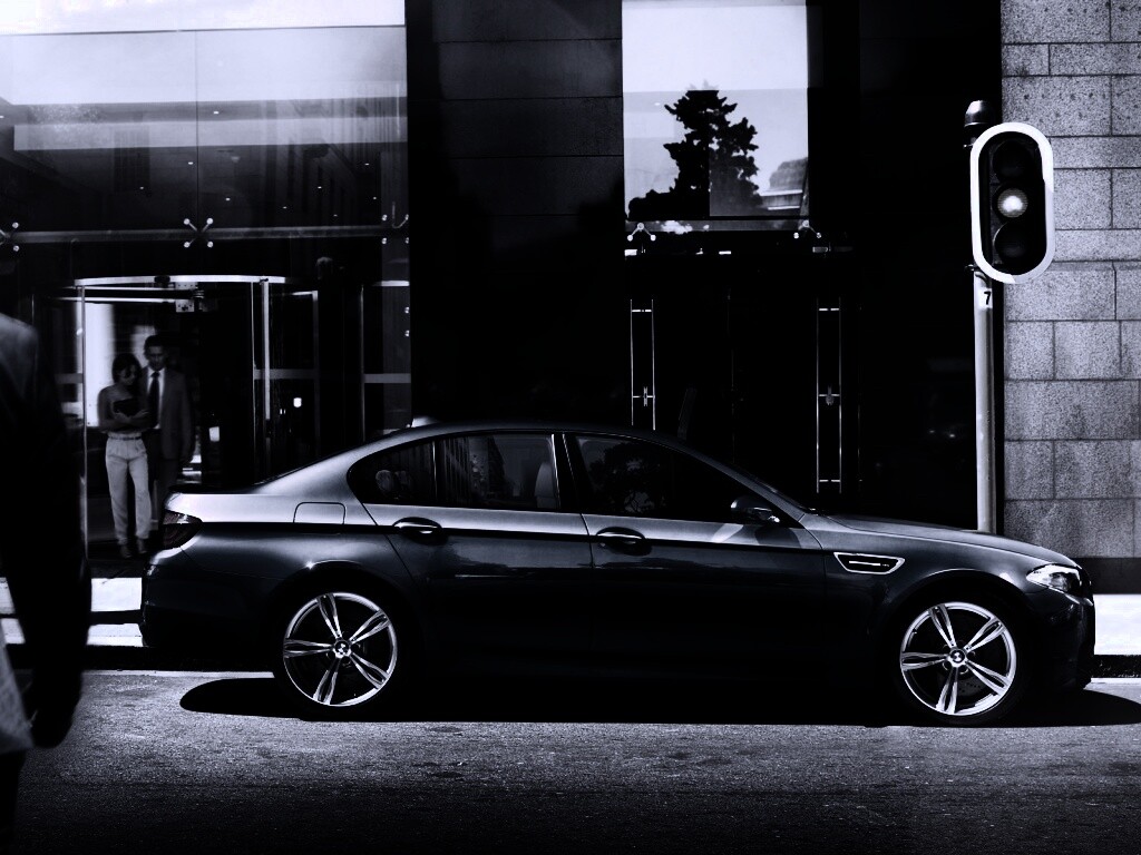 BMW F10 на светофоре обои