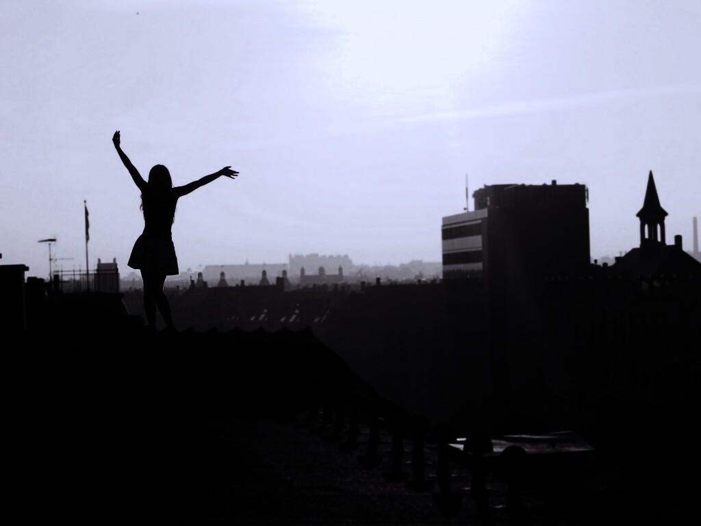 Девушка на крыше обои