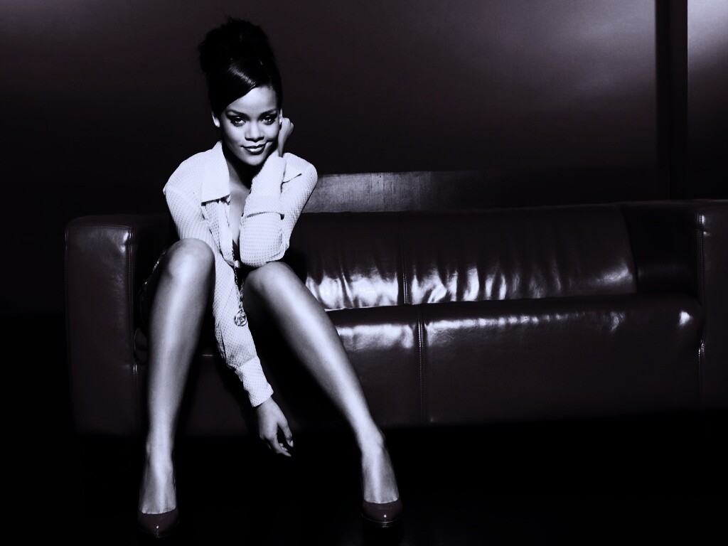 Рианна на красном кожаном диване обои