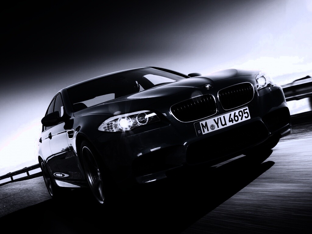 Синий БМВ на трассе обои