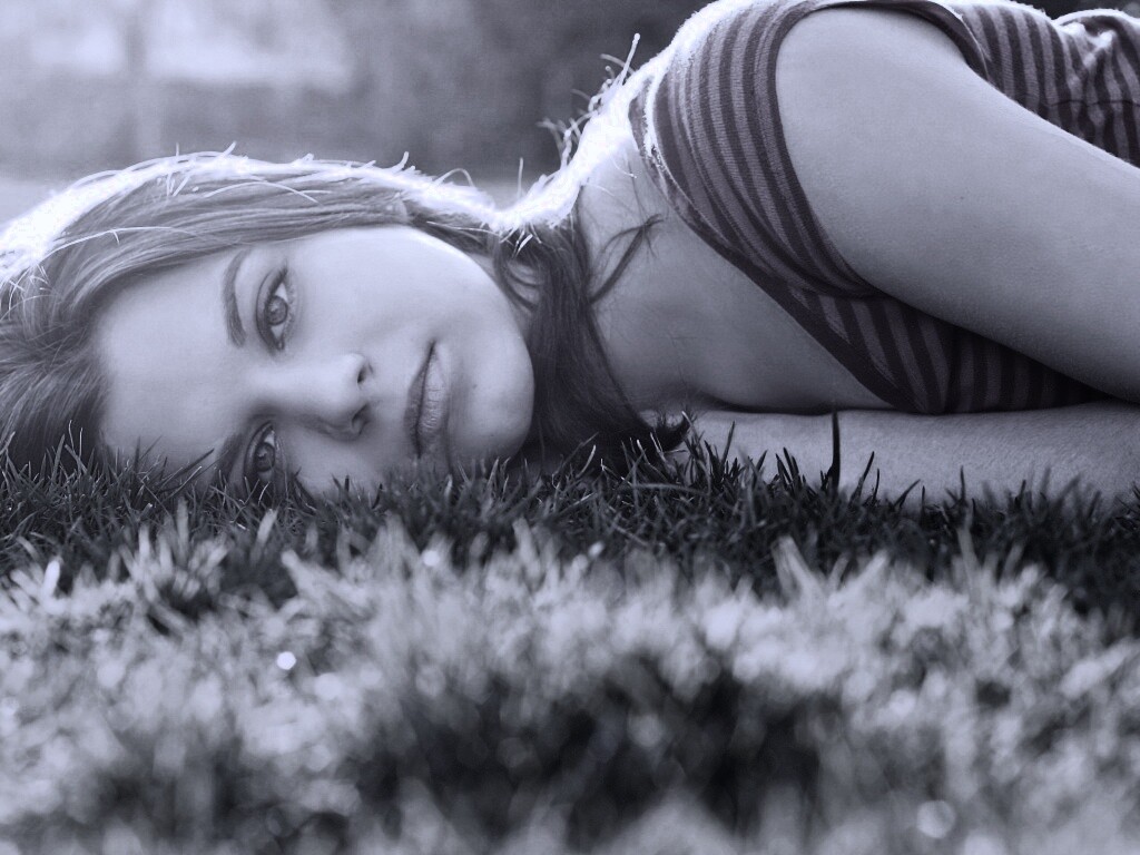 Девушка на траве обои