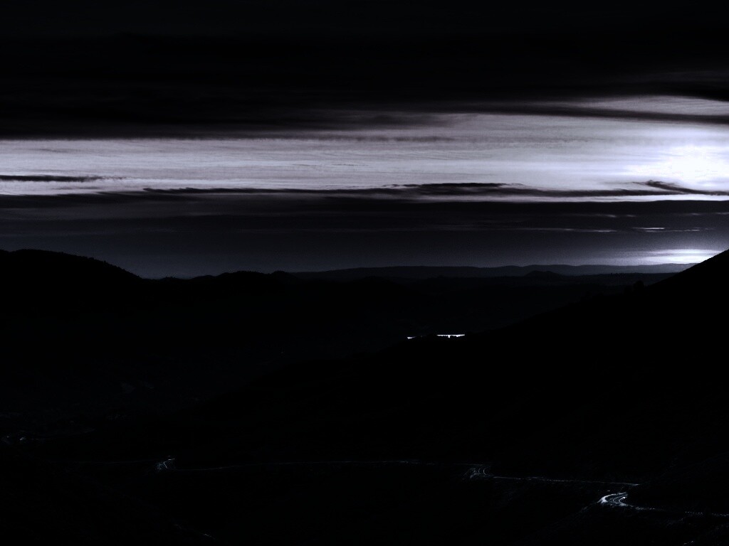 Дорога спускается с гор в долину обои