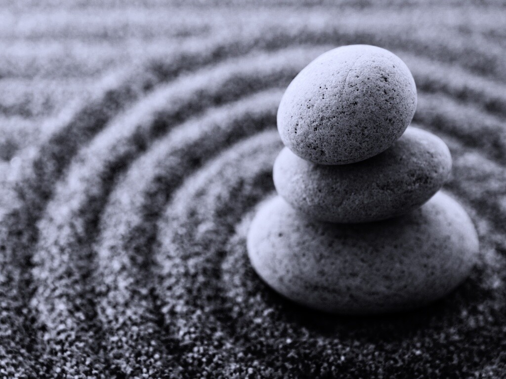 Пирамидка в саду камней обои