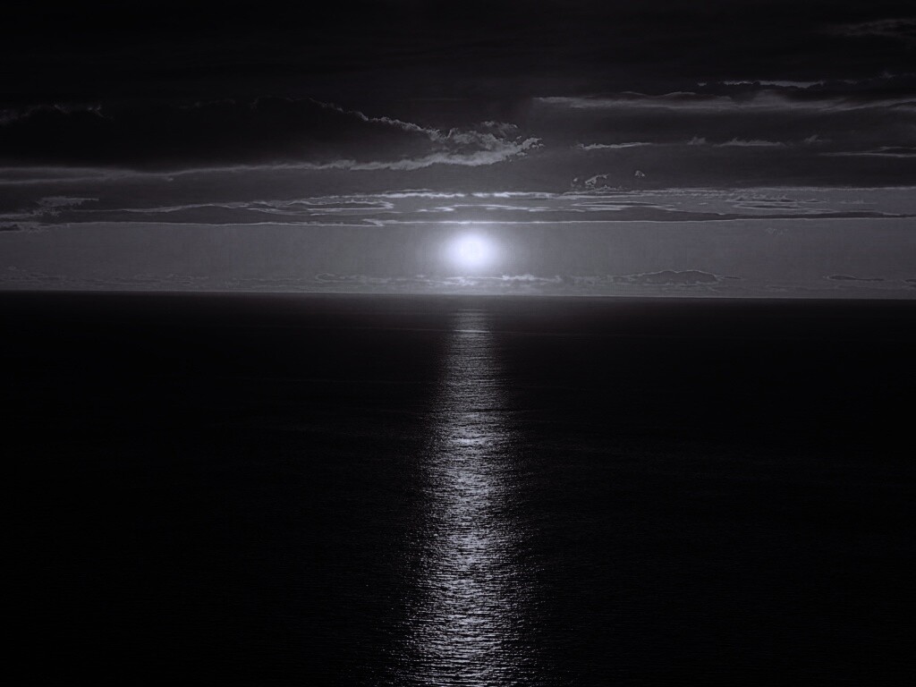 Закат и его отражение в море обои