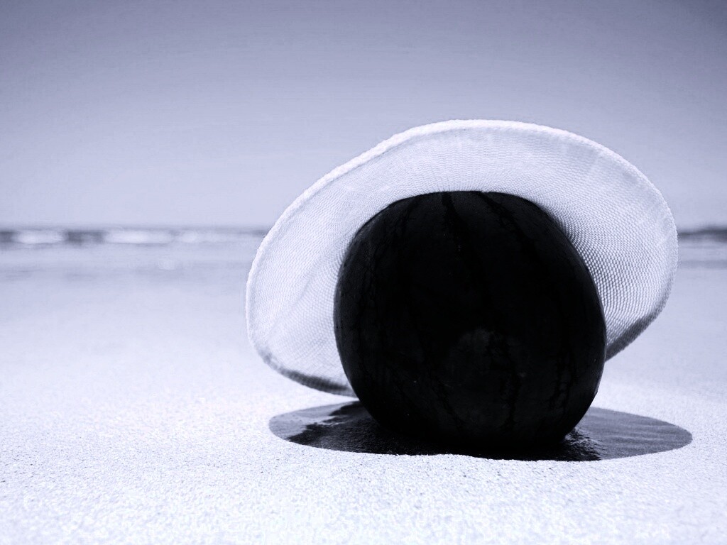 Арбуз в летней шляпке на пляже обои