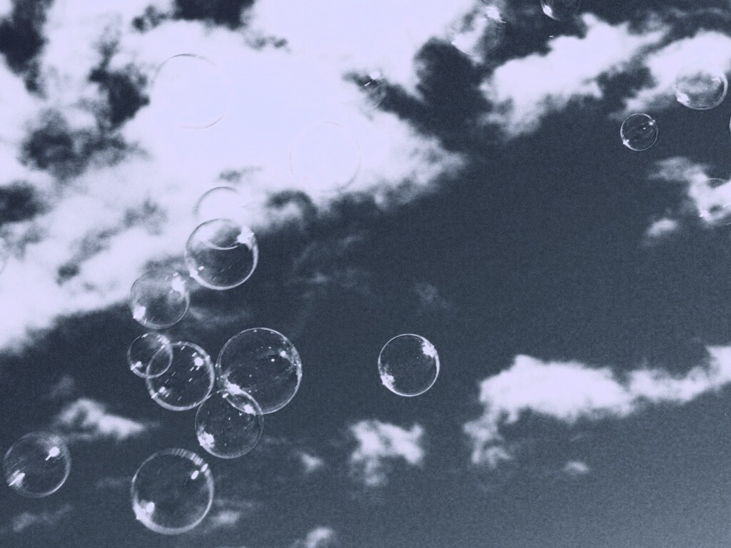 Мыльные пузыри в небе обои
