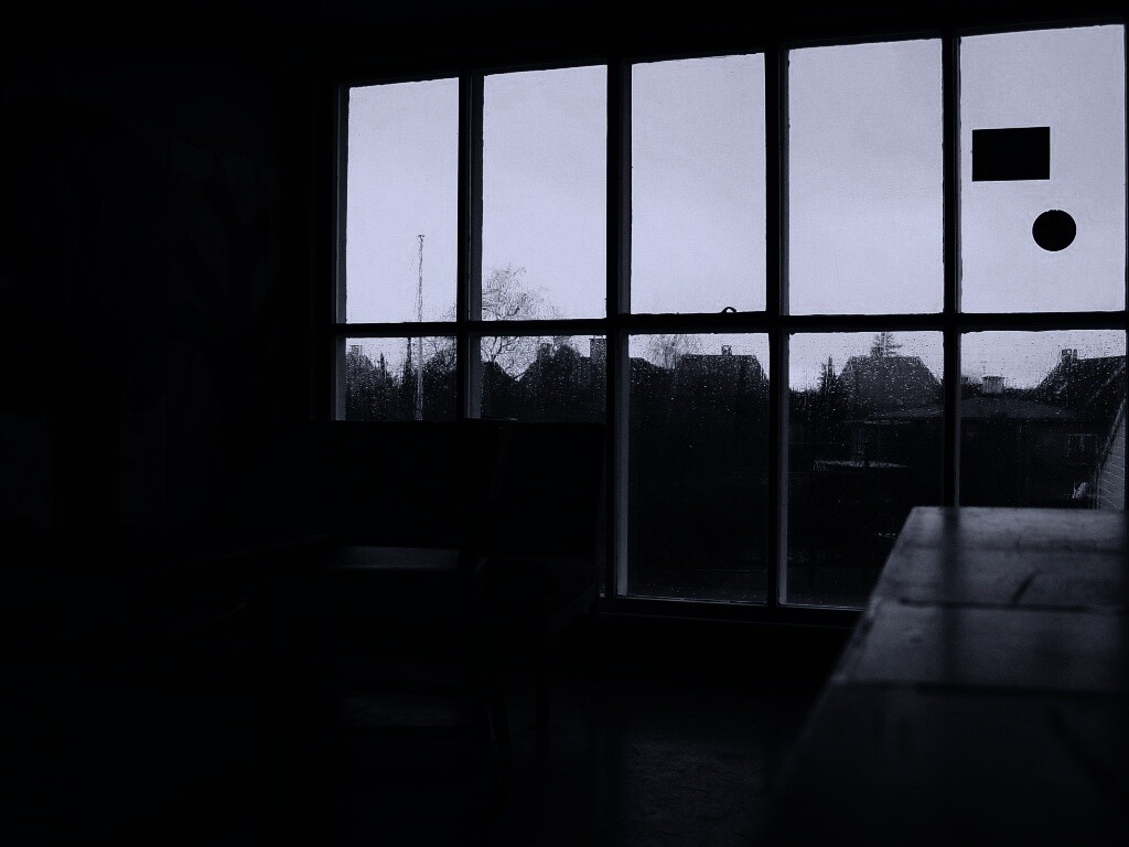 Тёмная комната и дождь за окном обои