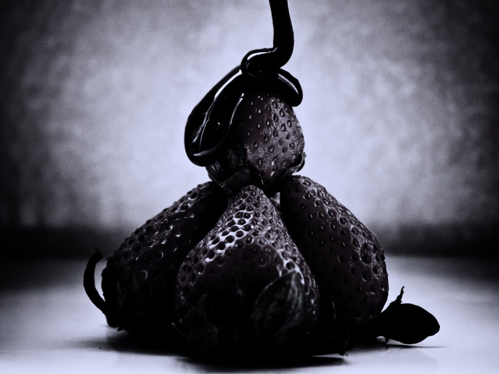 Аппетитная клубничка с шоколадом обои