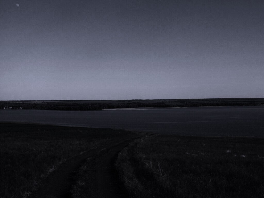 Дорога спускается к воде обои