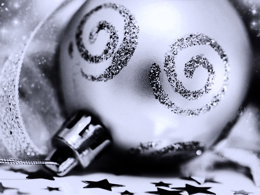 Ёлочный шарик белого цвета обои