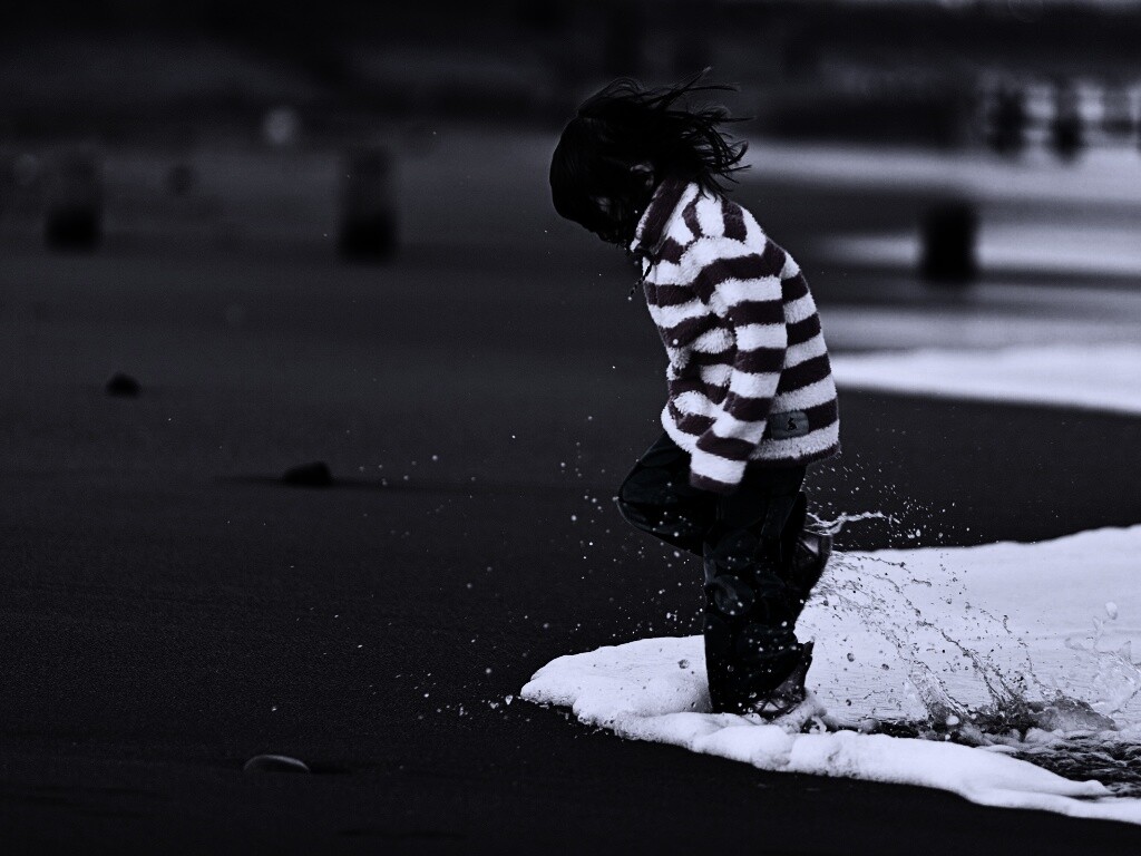 Ребенок и волна обои