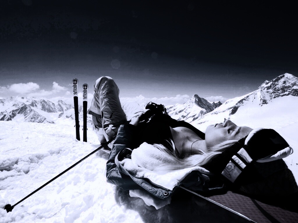 Лыжница отдыхает в горах обои